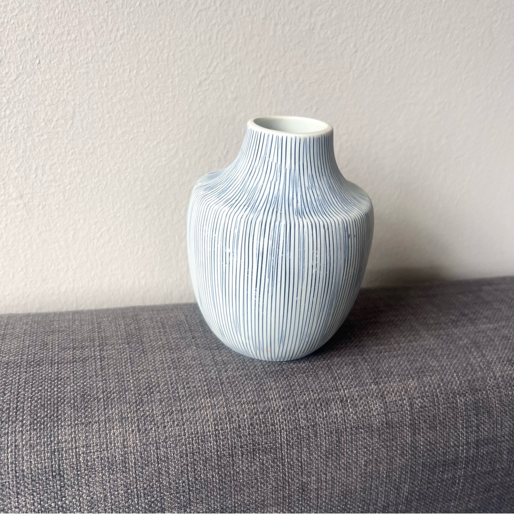 Inca mini bud vase Elegant Blue and White Striped porcelain made in Thailand - Picture 2 of 11